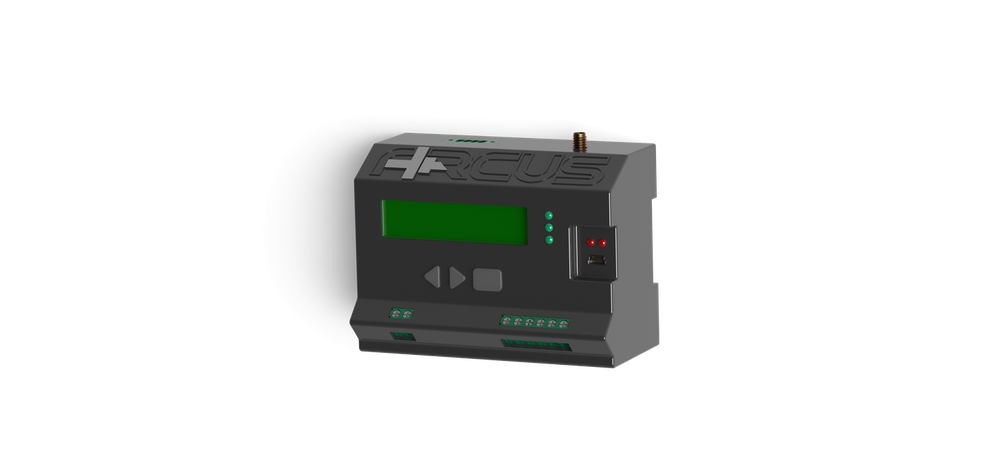 Arcus Ana Modül: üst yüzeyine ARCUS adı kabartılmış geniş gri DIN ray kutusu; iki satırlık karakter ekranı, üç ön buton, üç durum lambası, bir USB portu ve vidalı anten, alt kenarı boyunca yeşil vidalı klemensler.